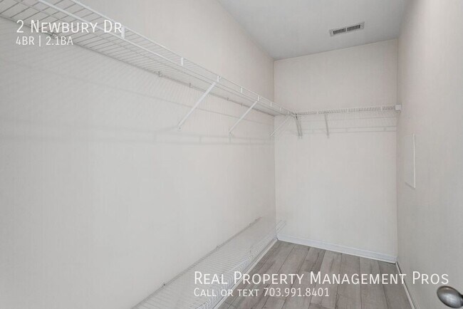 Building Photo - 2 Newbury Dr