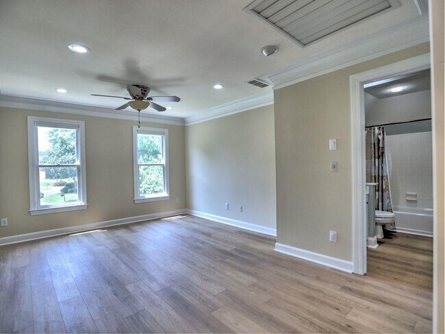 Building Photo - 3237 Waldwick Way SE
