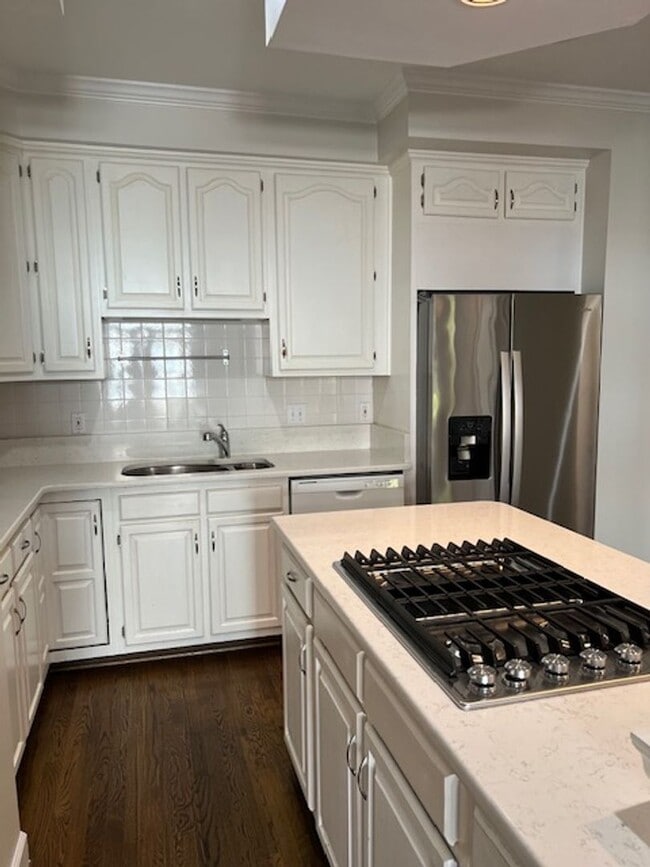 Building Photo - LUXURIOUS MAGRUDER BUILT TOWNHOME