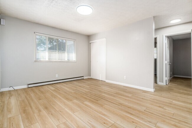 Building Photo - 721 Reinhard Ave