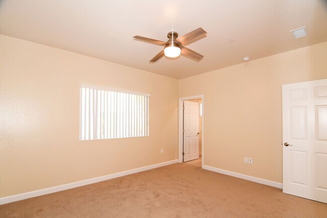 Building Photo - 571 Moss St