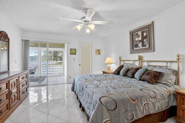 Building Photo - 2035 Ainslie C