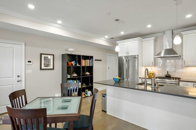 Building Photo - 205 W 8th St