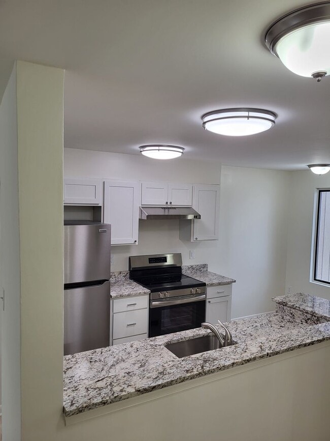 Building Photo - RENOVATED 3 Bedroom Community Treasure!