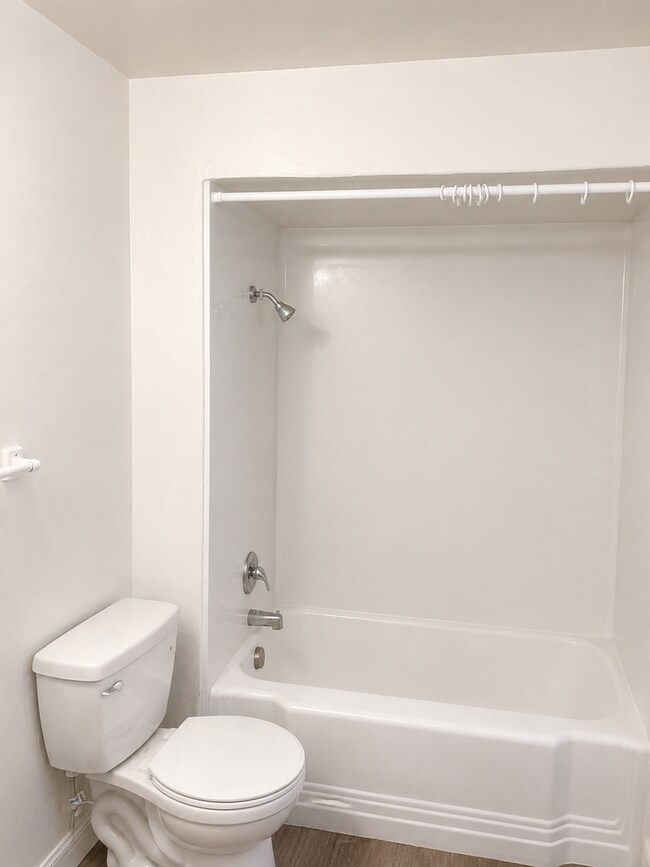 Building Photo - 1 bed in Beautilful Historic Brick complex, Great location