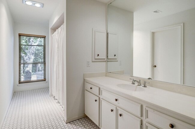 Building Photo - 201 Vanderpool Ln