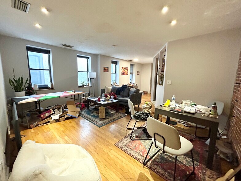 Building Photo - 52 Gainsborough St