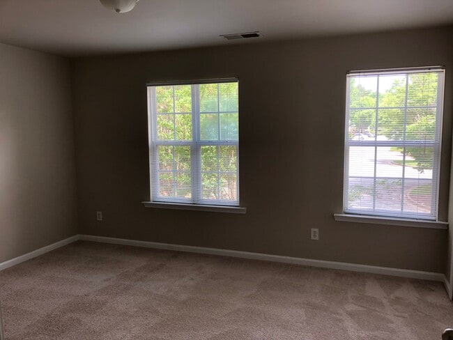 Building Photo - 815 Crestwell Cir SW
