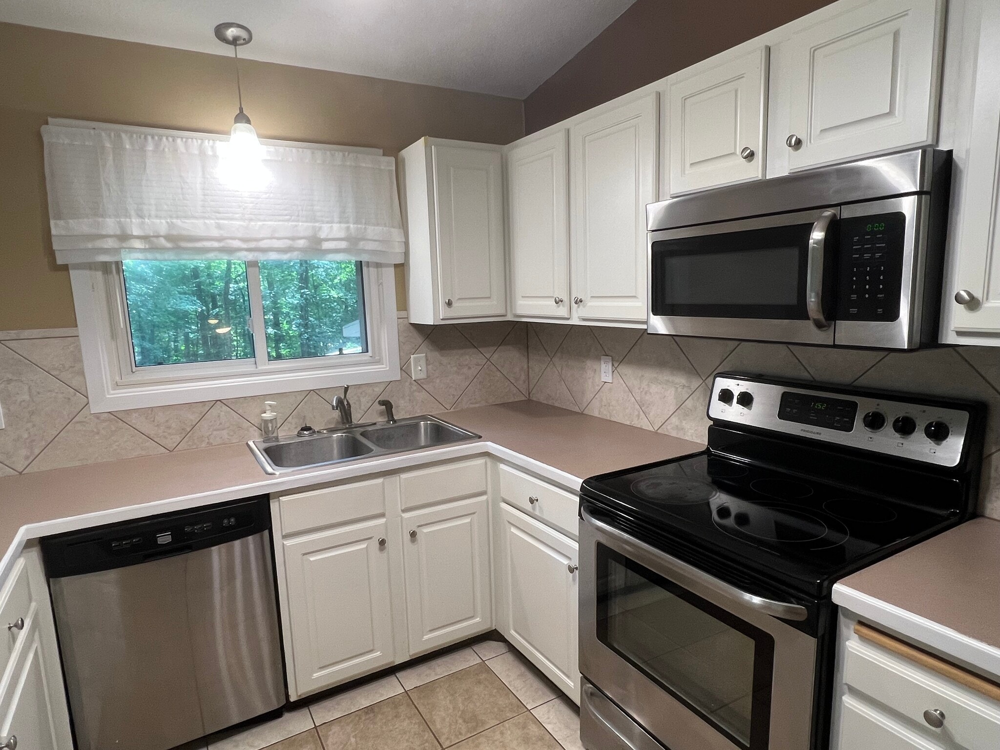 Building Photo - 6811 Balsam Ln N