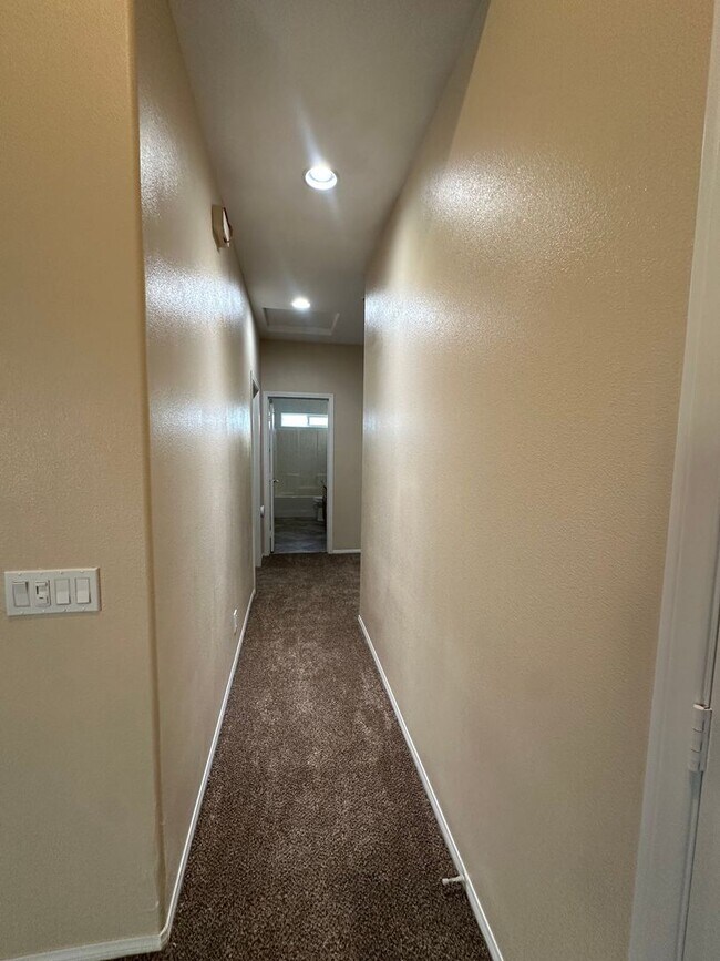 Building Photo - Welcome Home to this beautiful 3 Bed 2 Bath Home