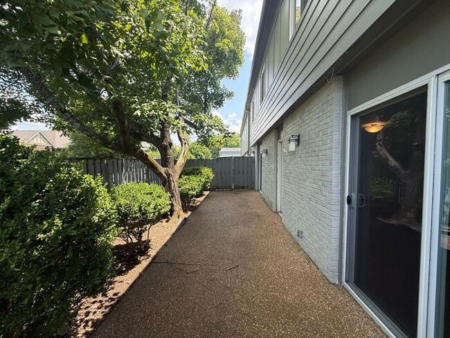 Building Photo - FOR RENT - 3 Bedroom Condo in Green Hills