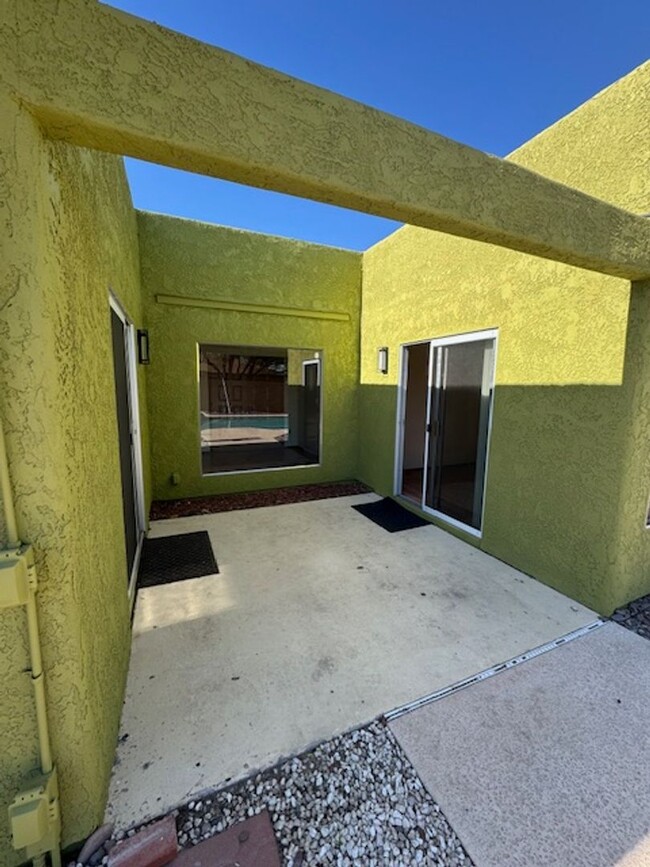 Building Photo - Northwest- 3 bedroom/ 2 bathroom with pool!