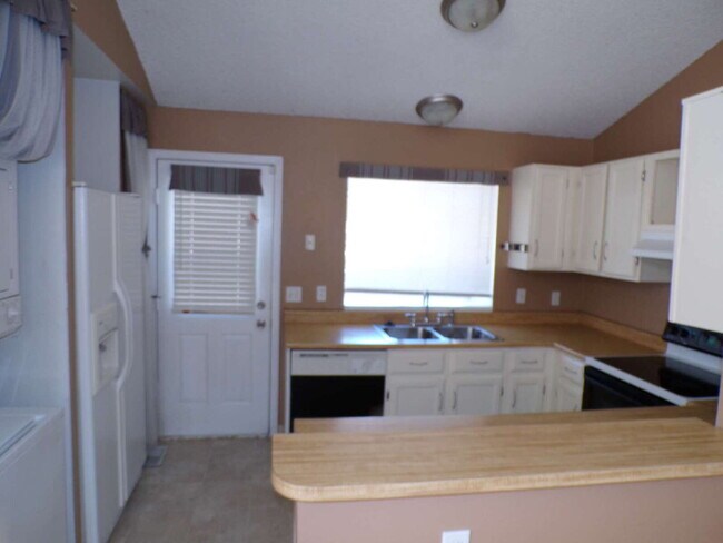 Building Photo - Great Littleton Location! 2 bedroom, 1 bat...