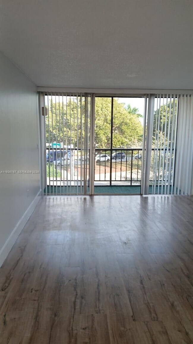 Building Photo - 8820 Fontainebleau Blvd