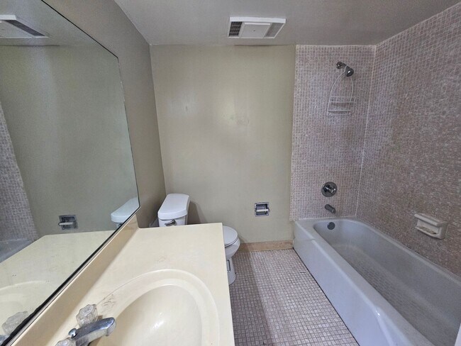 Building Photo - Large  1BR/1.5BA. No minimum Credit Score required!