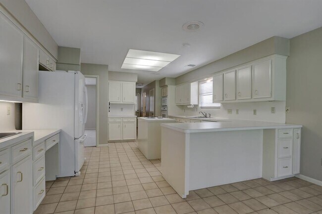 Building Photo - 2307 Fairway Cir