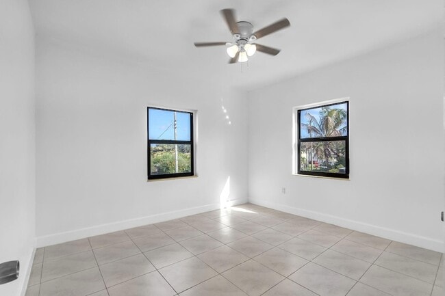 Building Photo - 130 SW 31st Ct