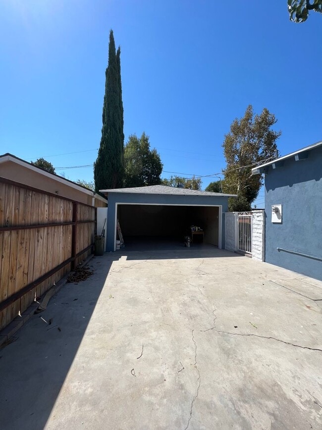 Building Photo - Adorable pool home in Sherman Oaks