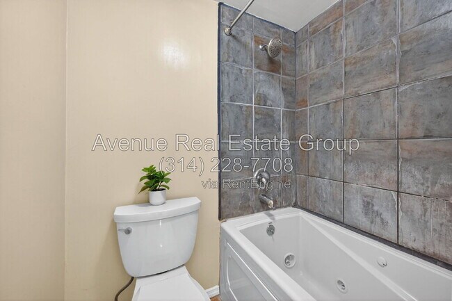 Building Photo - 5559 Pershing Ave