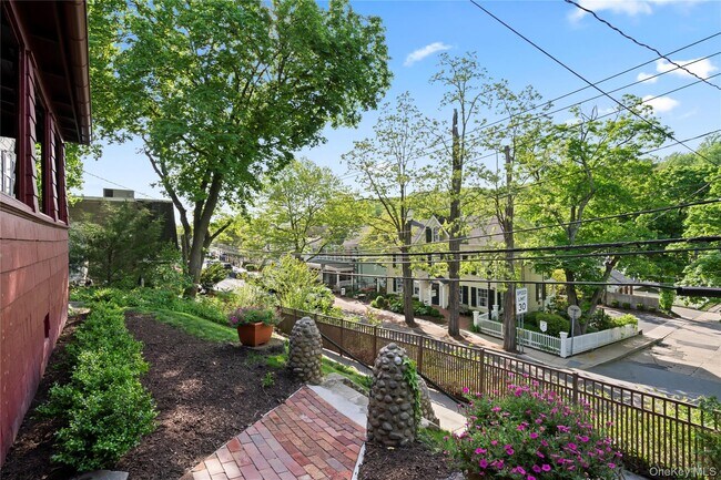 Building Photo - 152 Main St