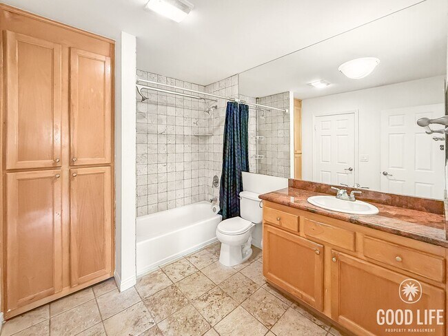 Building Photo - Updated 2BR/1.5BA Condo in Spring Valley Available Now!