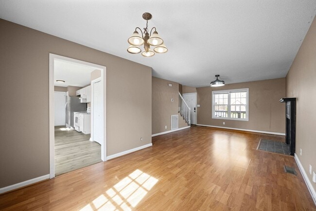 Building Photo - LARGE FENCED IN YARD!!!