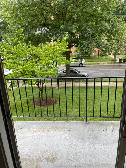 Balcony - 10638 Weymouth St