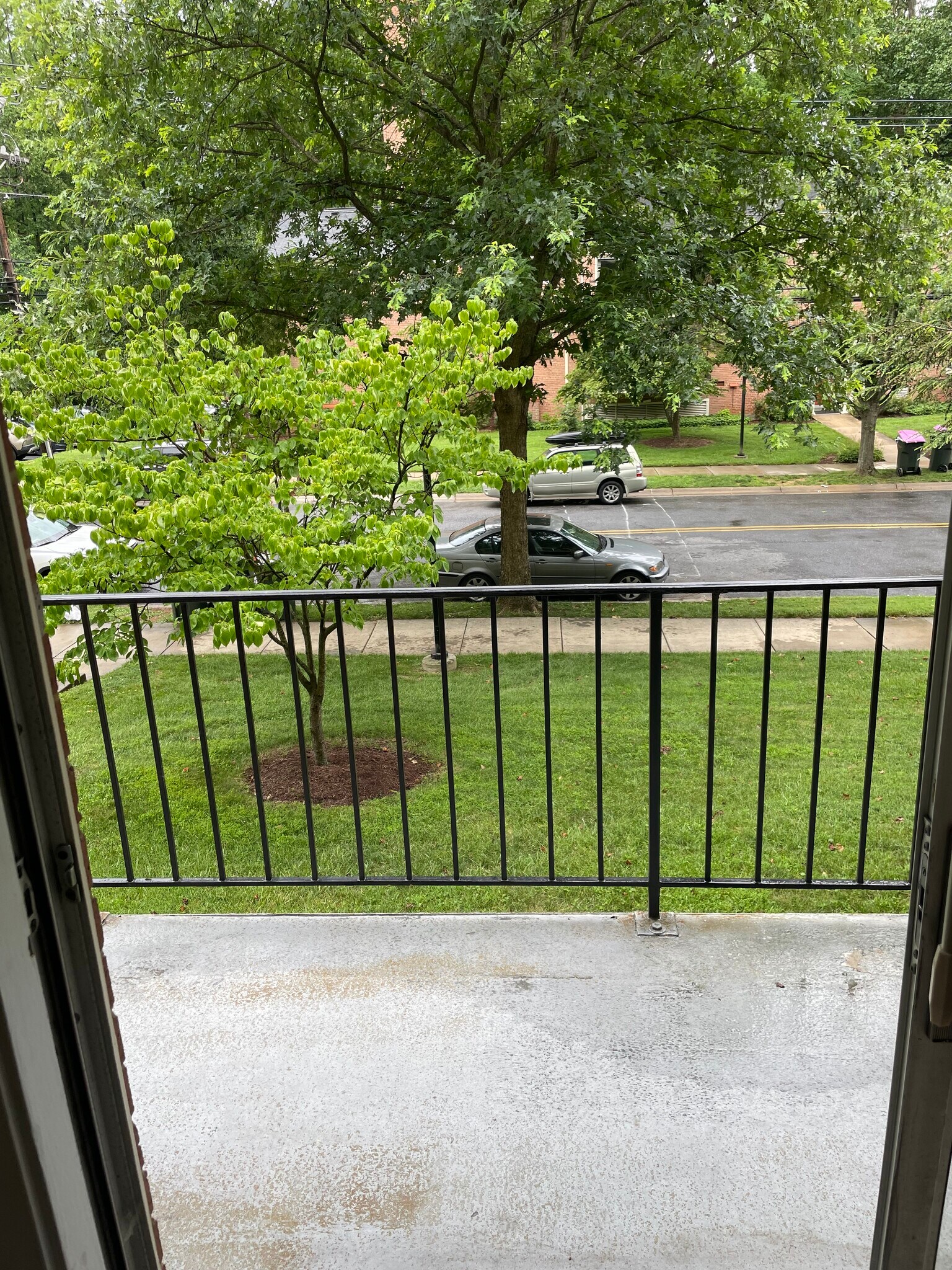 Balcony - 10638 Weymouth St