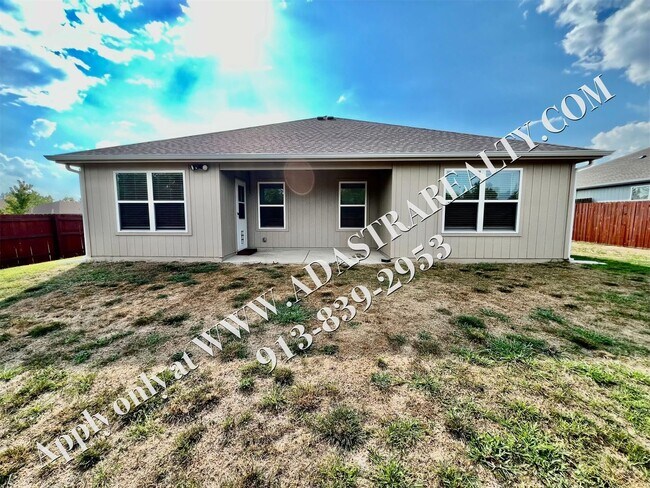 Building Photo - Like New Ranch in Spring Hill-Available in...