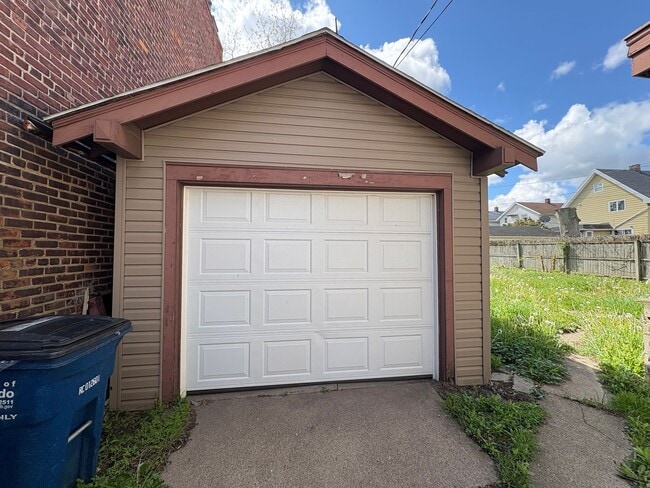 Building Photo - Spacious 3 Bedroom Home on Sylvania for Rent