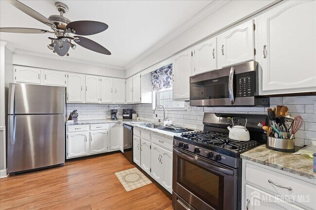 Building Photo - 2606 Trafalgar Square