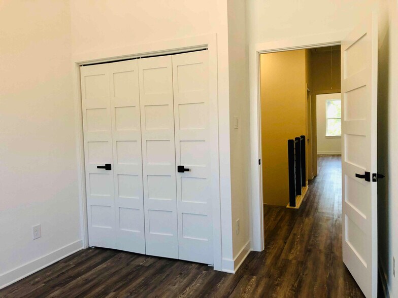 Building Photo - 5813 England St