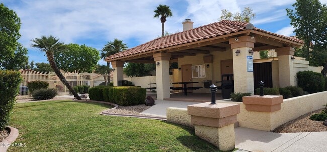 Building Photo - 10945 W Poinsettia Dr