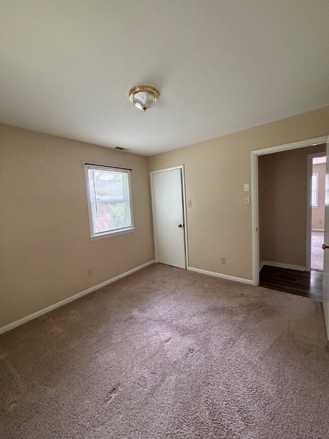 Building Photo - Immaculate 2 BR | 1 BA Apartment in Goldsboro *Water/Trash/Lawn Care Included!* Scott Hills Apts