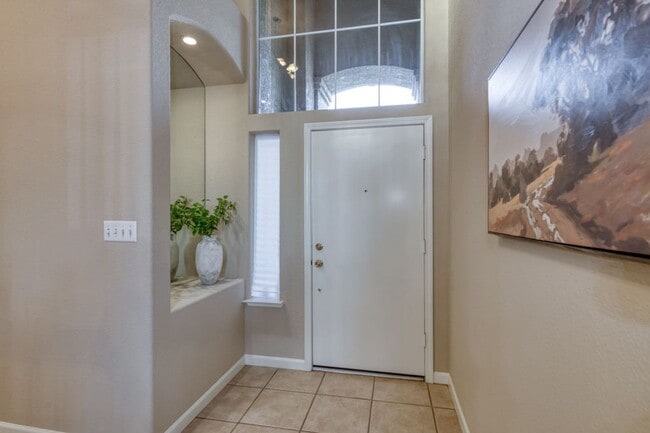 Building Photo - Impressive 4 Bedroom 2.5 Bath home with Po...