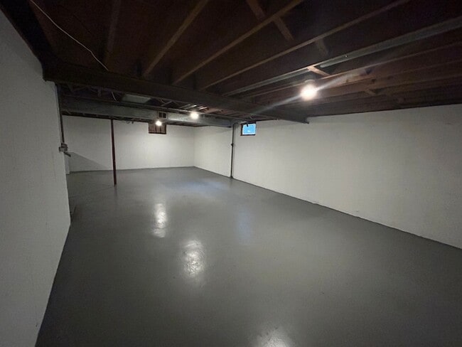 Building Photo - 1716 Maple Ln