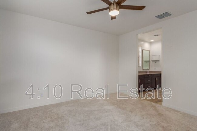 Building Photo - 2222 E Palmdale Ln