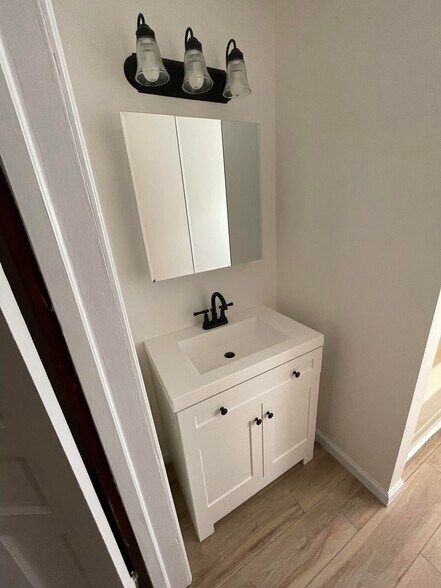 Building Photo - 146 Analomink St