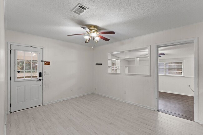 Building Photo - 3 bedrooms 2 bathroom