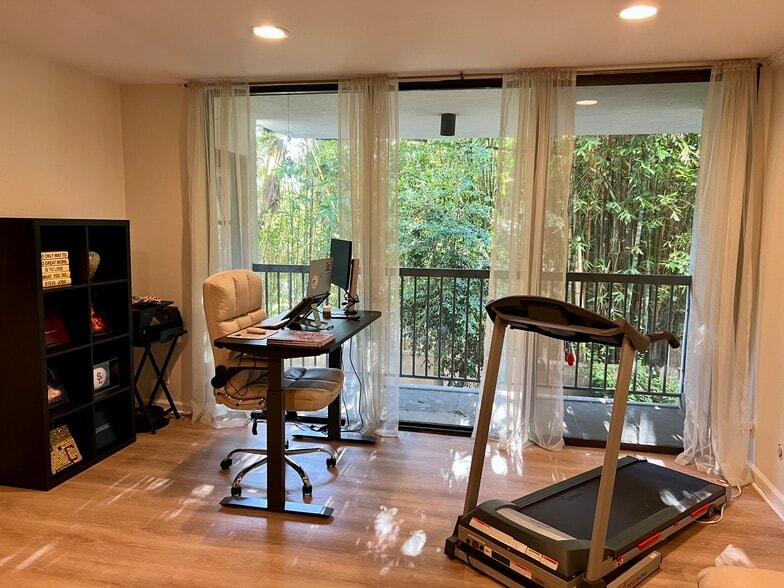 Living room - 911 N Kings Rd