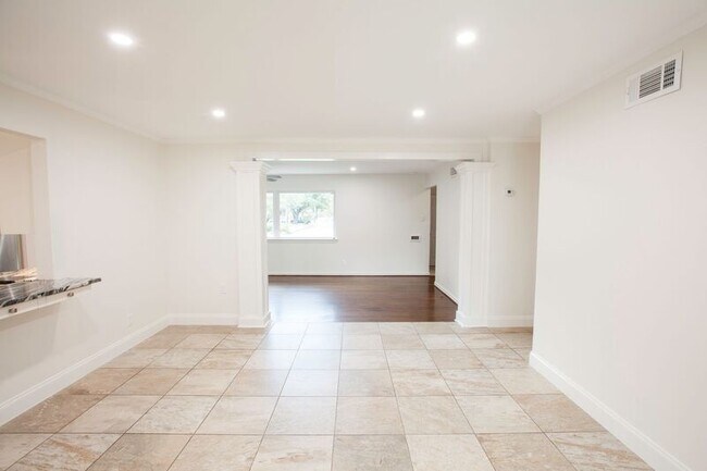 Building Photo - 10140 Shadyview Dr