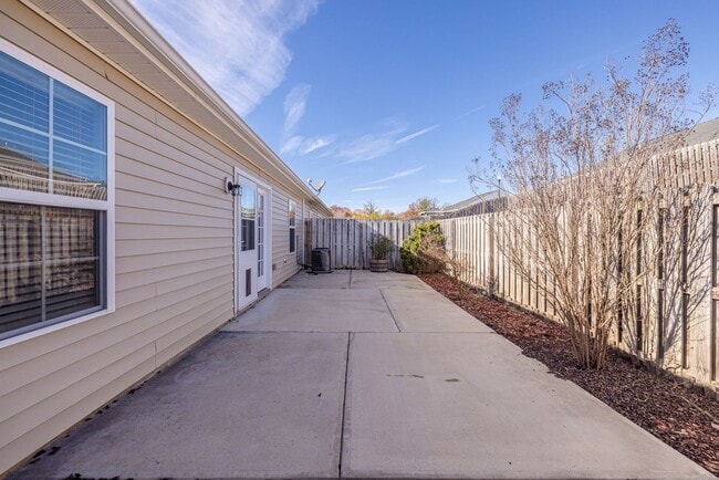 Building Photo - 304 York Ln