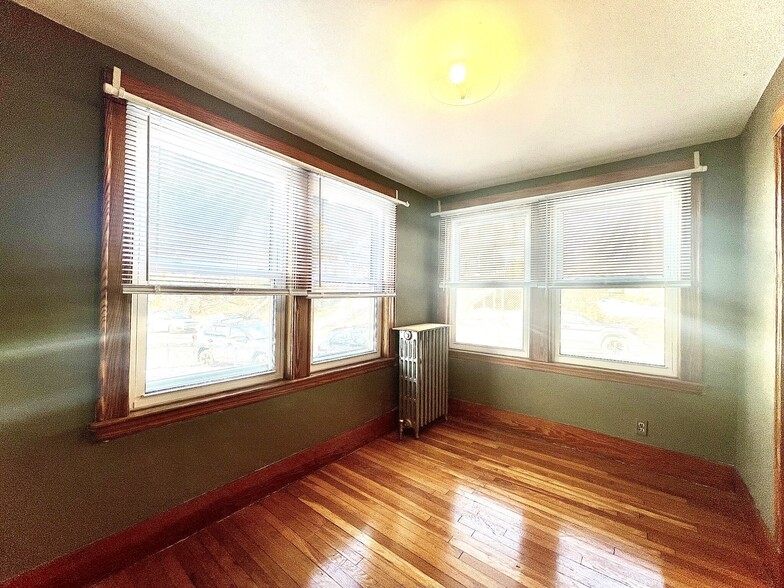 Building Photo - 27 South Crescent Circuit