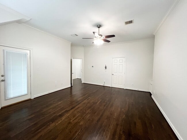 Building Photo - Stunning 4/3/2 Townhome in the Museum District !!!