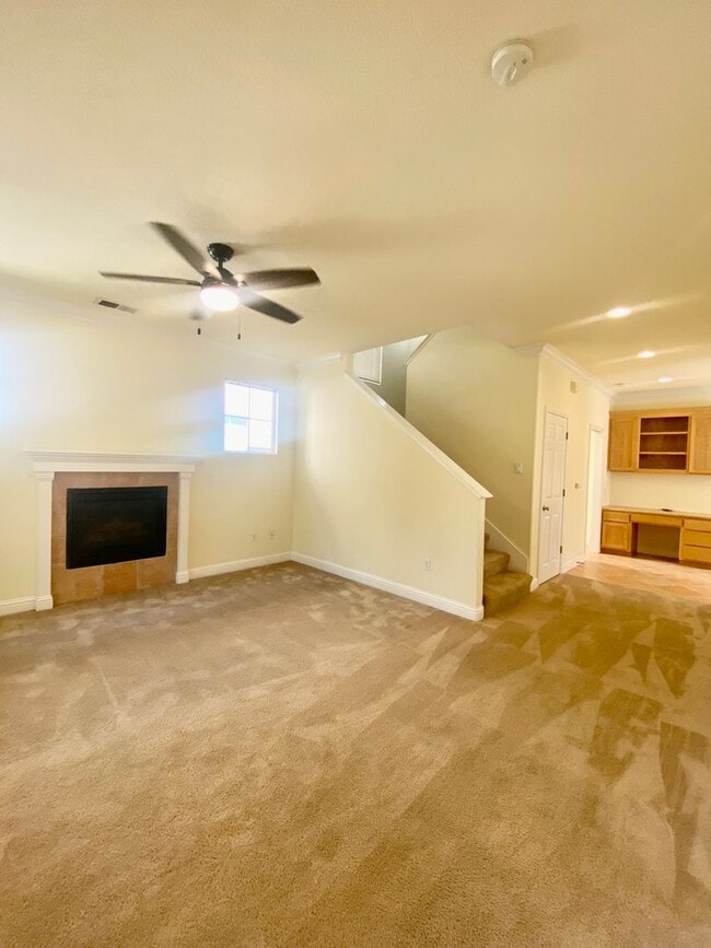 Building Photo - West Davis 5 Bedroom Home