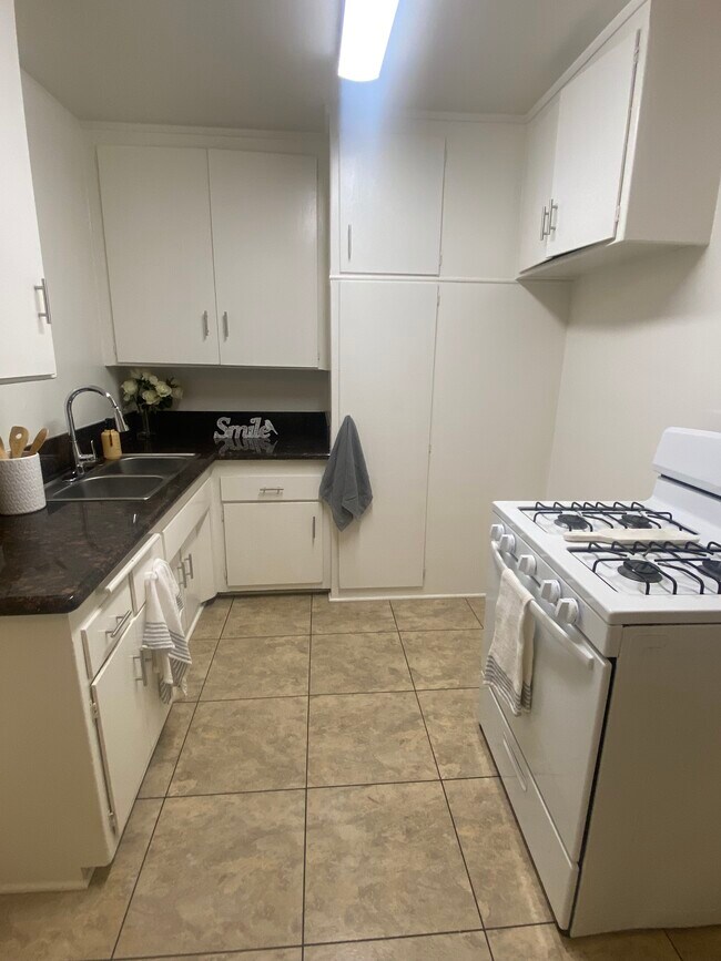 Building Photo - Grismer Cove