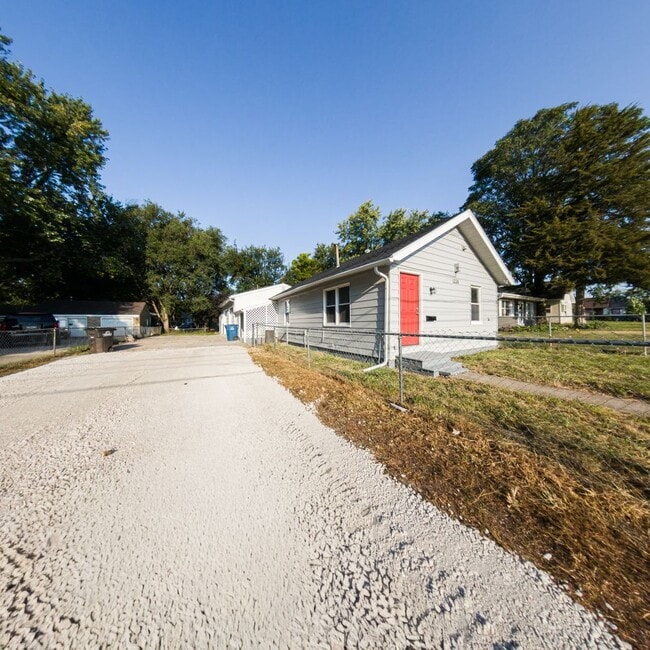 Building Photo - Updated 2 Bedroom Home with 2 Stall Garage