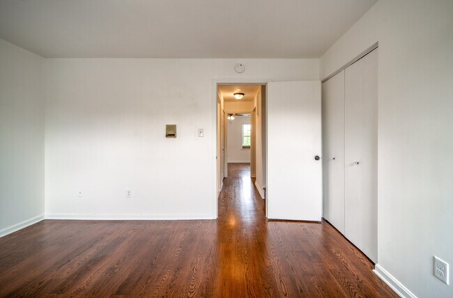 Building Photo - Sophisticated Townhome Steps from East Fal...