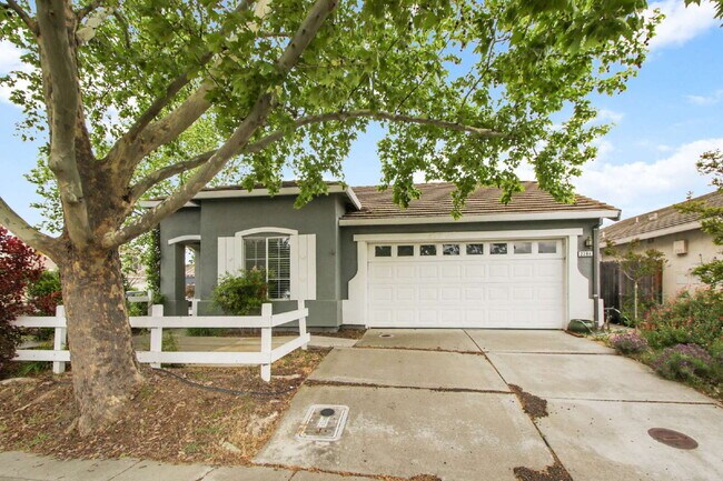 Building Photo - Updated Wildhorse Home | 2 Bed, 2 Bath | Corner Lot | Pets OK | W/D + Landscaping Included