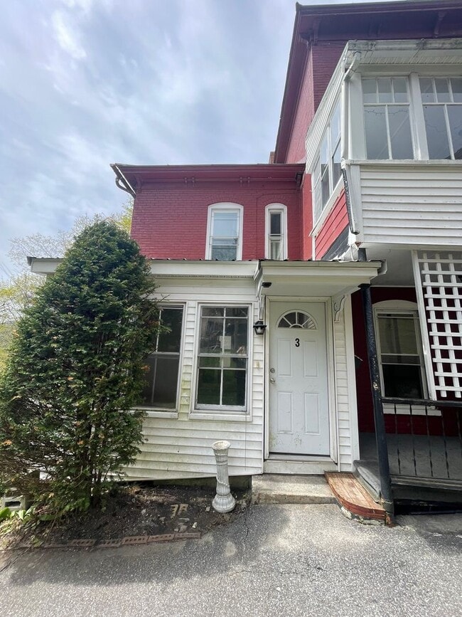 Building Photo - 132 E Quincy St